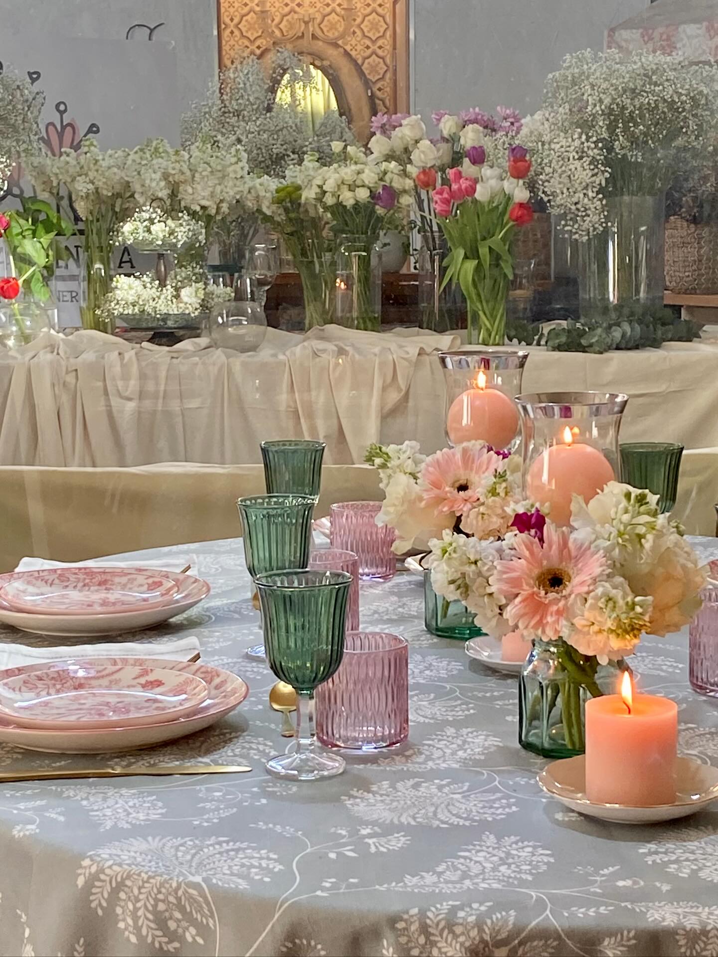 Mesa de banquete elegante con velas y flores