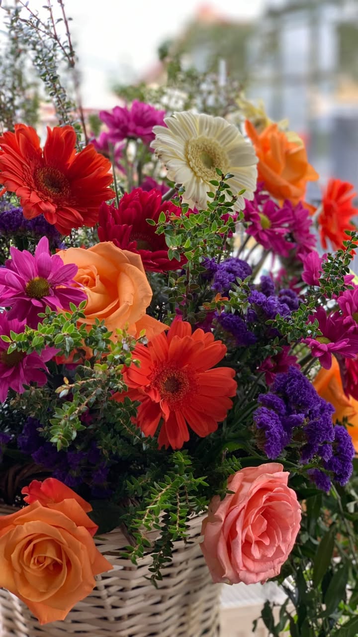 Mujer feliz sosteniendo un ramo de flores frescas de suscripción